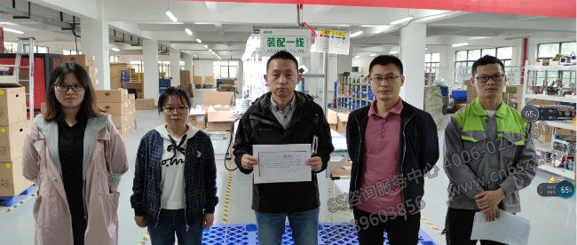 劉總經理頒發(fā)授權證書